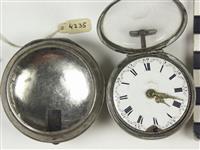 4235 open.jpg; 4235; Horloge met zilveren buitenkast (merk: gekroonde M) met chatelaine, balans met kloof en imitatieslinger, vroeg Rotterdams type. De kastenmaker (gekroonde M) heeft voor enkele Rotterdamse makers gewerkt.; horloge